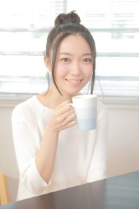 紅茶を飲む女性